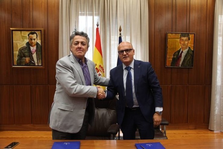 Óscar Outeiriño y José Manuel Baltar, en la firma de la venta del archivo de La Región. | FOTO: Alberte Paz.