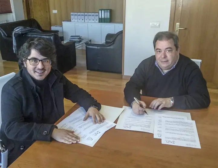Iv&aacute;n Olmos, vicepresidente de CODE, e Gerardo Seoane, alcalde de Ver&iacute;n, na sinatura do convenio para a posta en marcha do torneo de debate.