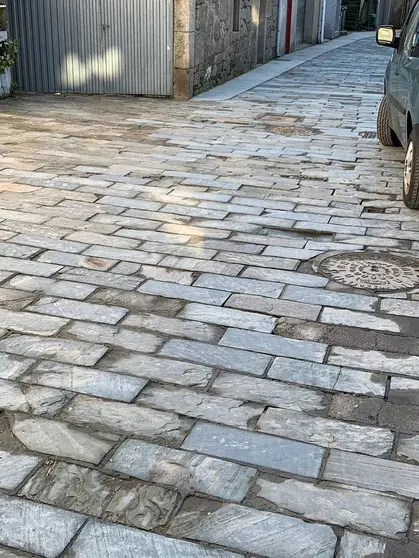 O actual e deteriorado pavimento desta r&uacute;a ser&aacute; substitu&iacute;do por pedra e adoqu&iacute;n.