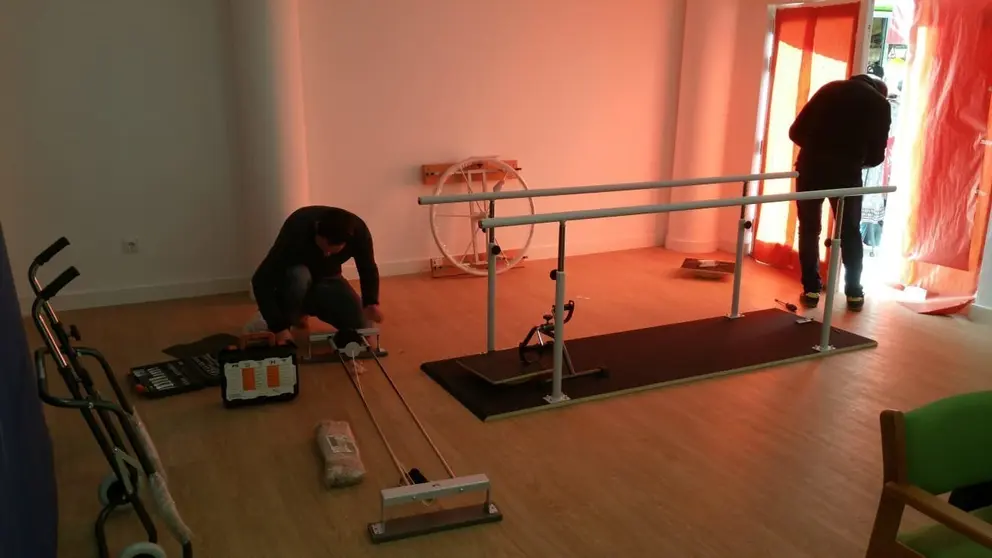 Dos operarios, en pleno montaje en la sala de rehabilitaci&oacute;n del centro de d&iacute;a de la villa.