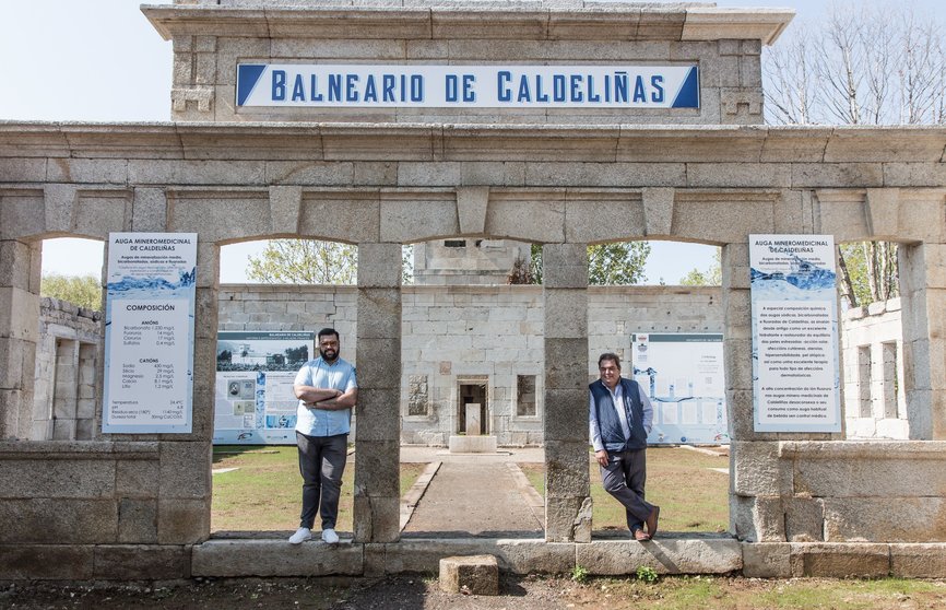 Diego Lourenzo y Gerardo Seoane, delante del balneario de Caldeliñas.