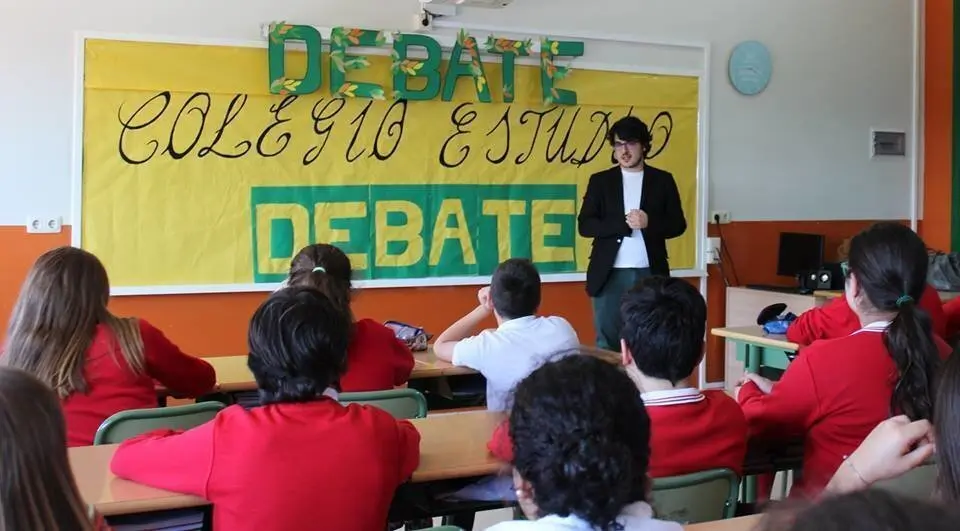 Iv&aacute;n Olmos dirigir&aacute; el torneo de debate Vila de Ver&iacute;n. En la imagen, en un curso en WEDU.
