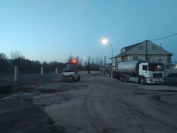 A maquinaria xa est&aacute; preparada para rematar os traballos de pavimentaci&oacute;n da v&iacute;a que comunica a vila coa aldela de Vilela.