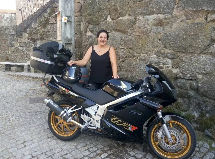La ourensana Mar&iacute;a Jos&eacute; Ceballos, con su flamante Honda VFR 750.