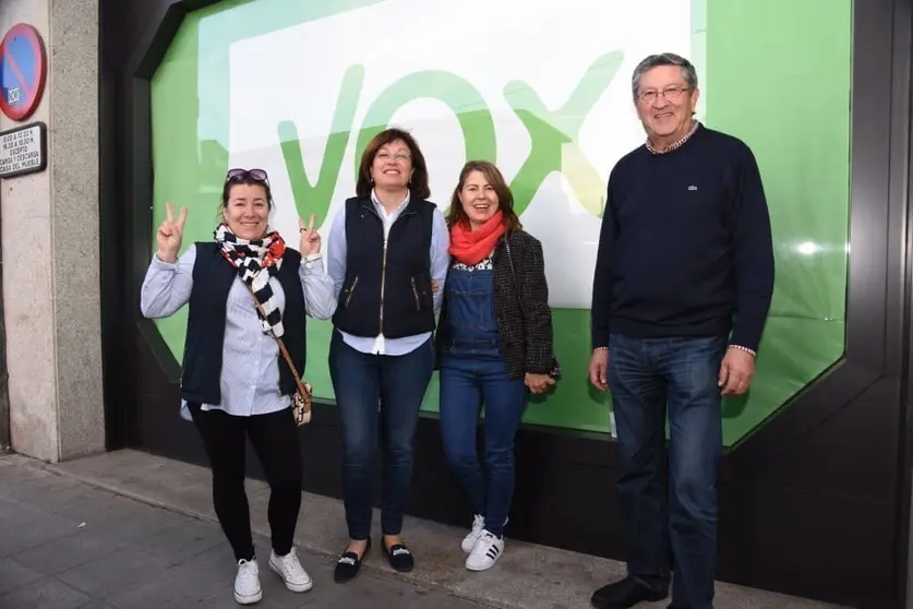 Domingo Otero, candidato a la alcald&iacute;a, con algunos simpatizantes, en el exterior de la sede.