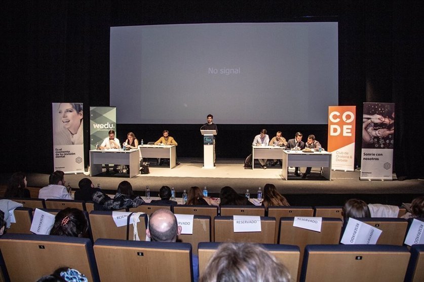 Un momento de la final del primer torneo de debate Vila de Verín (FOTO: IRIS JUSTO).