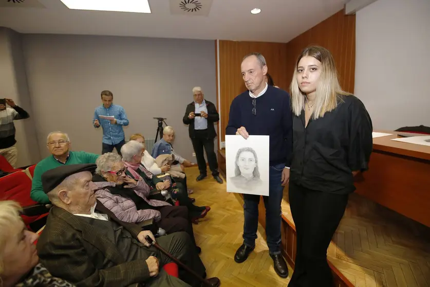 19-10-2019-PALENCIA presentacion en la biblioteca publica del dibujo recreado de Catalina Mu&ntilde;oz fusilada en 1936, en la imagen  el antropologo forense Fernando y  Alba ense&ntilde;ando el dibujo foto ANTONIO QUINTERO