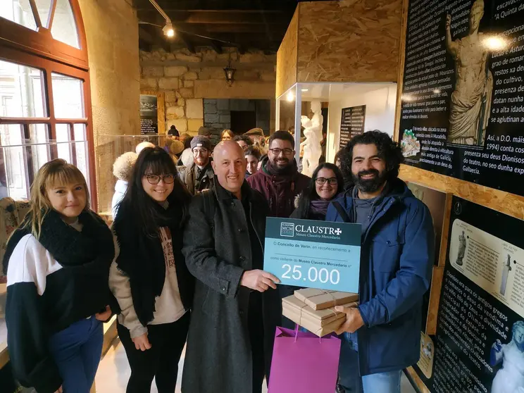 20191116 NP CONCELLO DE VER&Iacute;N Entrega obsequios aos visitante 25000 do Museo Claustro Mercedario