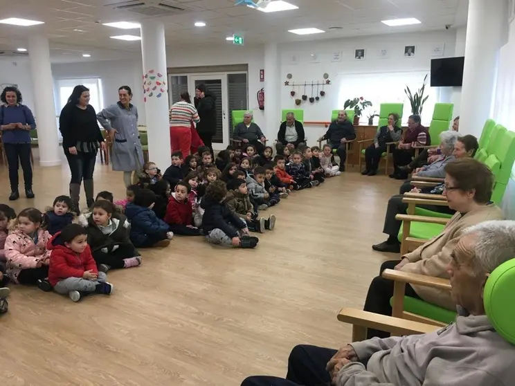 Os nenos de 3 e 5 anos do CEIP Amaro Refojo visitaron aos m&aacute;is maiores no centro de d&iacute;a Raiola de Ver&iacute;n. | FOTO: Concha Caneiro Losada