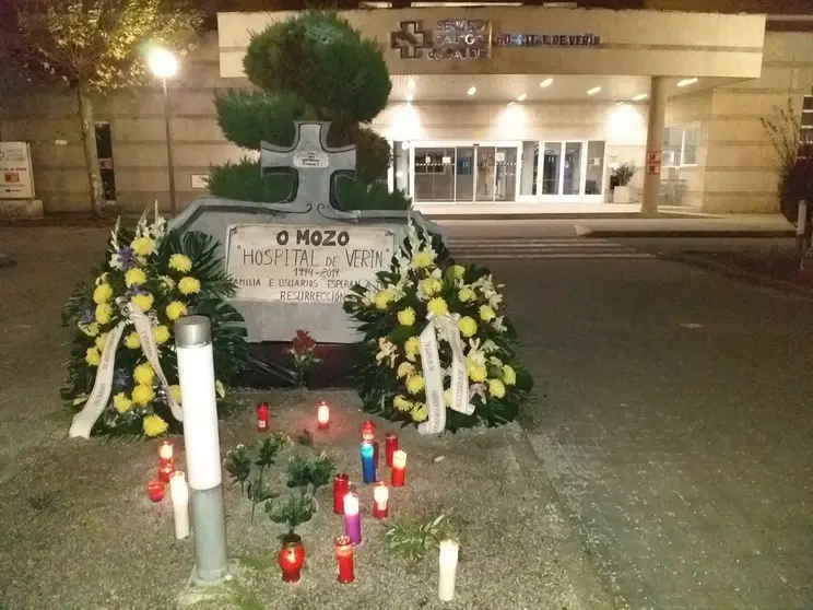 As&iacute; luc&iacute;a la l&aacute;pida de cart&oacute;n piedra montada delante de las puertas del hospital el d&iacute;a de su "entierro". | FOTO: Xos&eacute; Lois Colmenero.