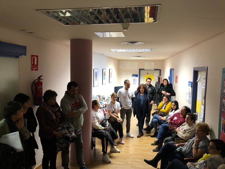 Guillermina Agulla estuvo hablando con las personas que protagonizan el encierro en el Hospital de Verín. | FOTO: Tal