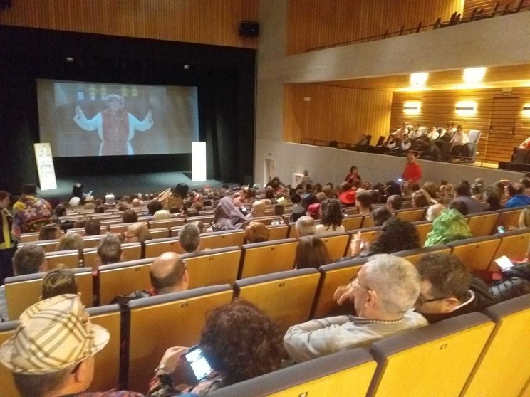 Lleno total en el auditorio de Verín en el estreno del documental protagonizado por Fray &#34;Chitín&#34;. | FOTO: Xosé Lois Colmenero.