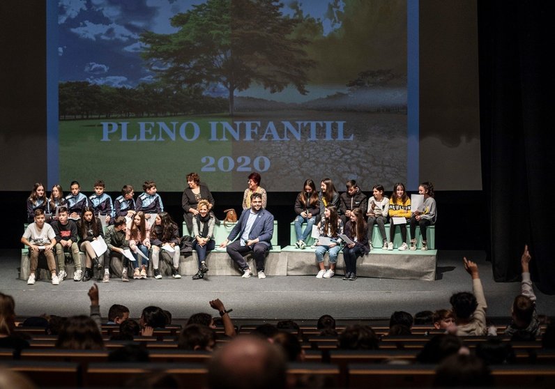 Más de 150 escolares participaron, en el auditorio verinense, en una nueva edición del pleno infantil. | FOTO: Carlos Montero.