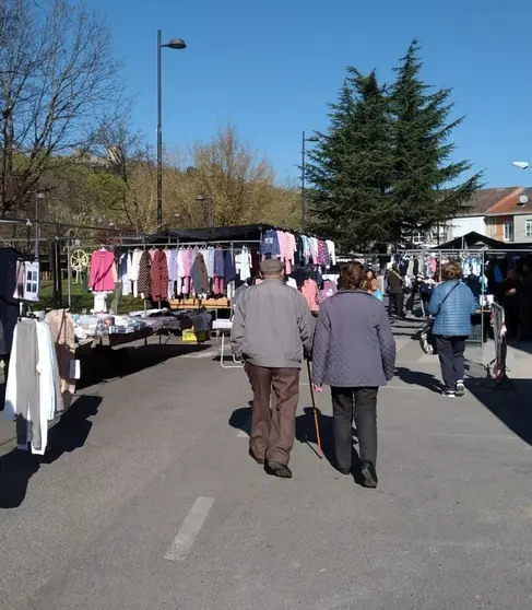 Volver&aacute;n algunos de los puestos de ropa a la feria de este mi&eacute;rcoles en Ver&iacute;n. | FOTO: Xos&eacute; Lois Colmenero (archivo)