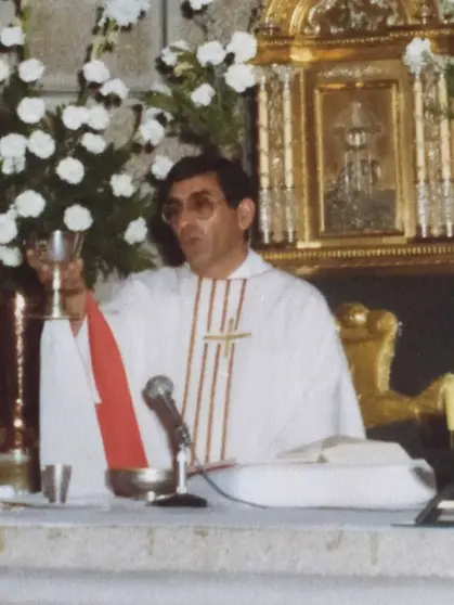 Don Manuel Sulleiro durante unha misa. | FOTO: Albino Garc&iacute;a.