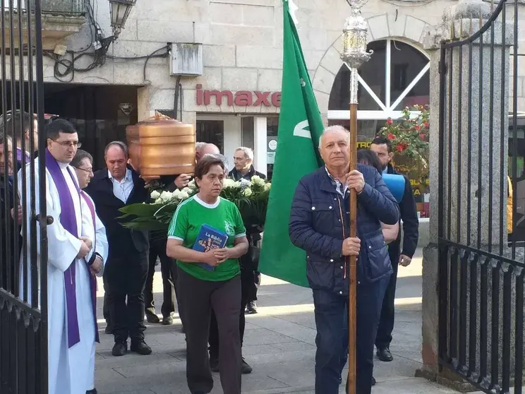 Llegada del f&eacute;retro con los restos de Don Manuel Sulleiro a la iglesia parroquial de Ver&iacute;n. | FOTO: Xos&eacute; Lois Colmenero.