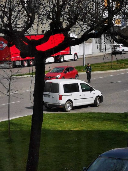 Un guardia civil da el alto a un par de vehículos en la avenida de Castilla de Verín.