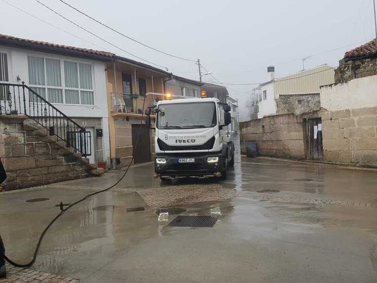 O camión da Deputación de Ourense, en San Cibrao, moi cerca da vivenda da primeira infectada.