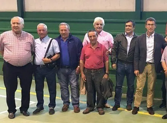Seraf&iacute;n Augusto Dam&eacute;a, tercero por la izquierda, con compa&ntilde;eros del Partido Popular de Monterrei.