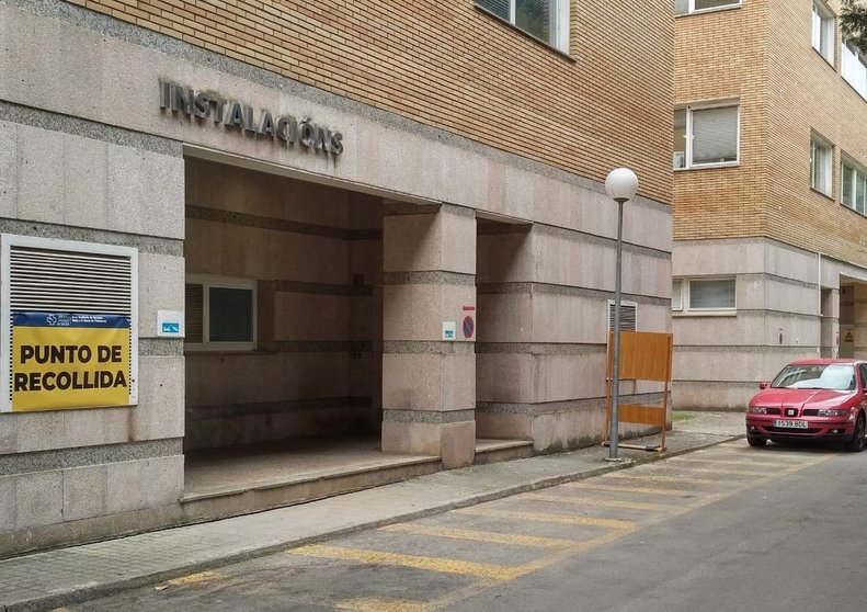 En la parte posterior del Hospital de Verín está instalado el punto fijo de recogida de muestras. | FOTO: Xosé Lois Colmenero.