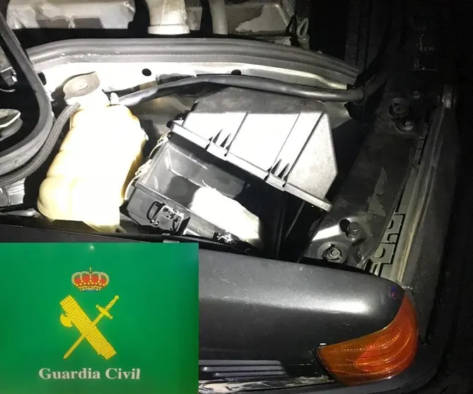 El alijo estaba oculto en el recept&aacute;culo del filtro del aire del motor del Mercedes. | FOTO: Guardia Civil.