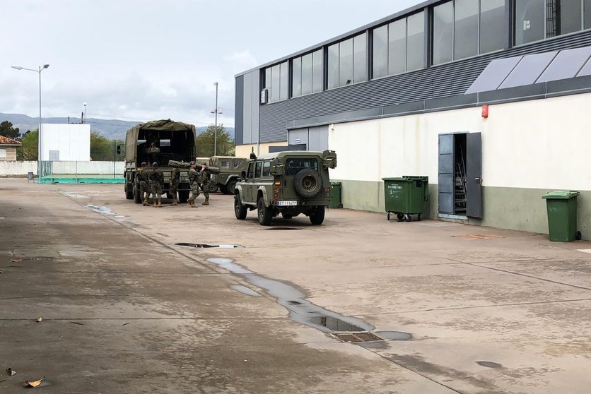 Militares do Exército de terra descargan material no pavillón polideportivo da Granxa, en Verín.
