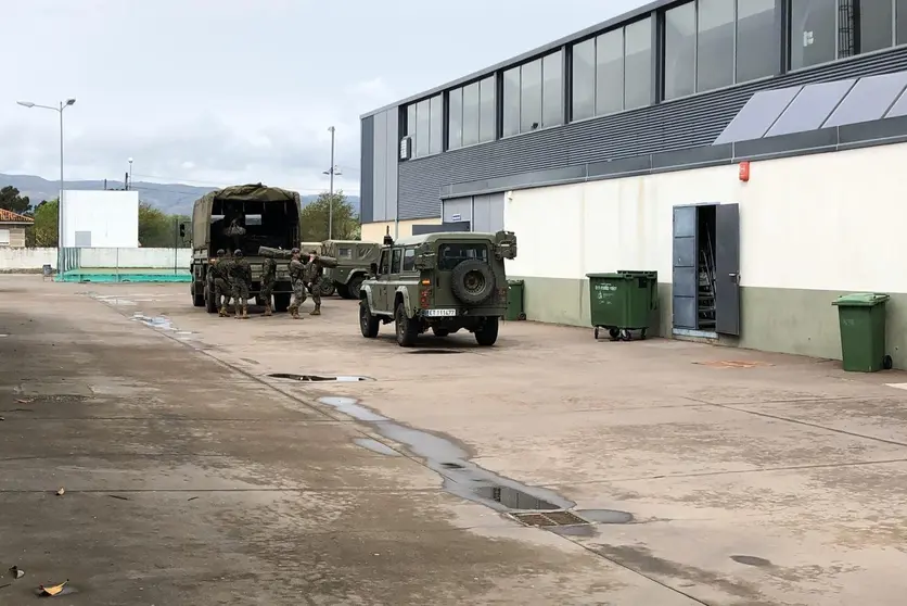 Militares do Ex&eacute;rcito de terra descargan material no pavill&oacute;n polideportivo da Granxa, en Ver&iacute;n.