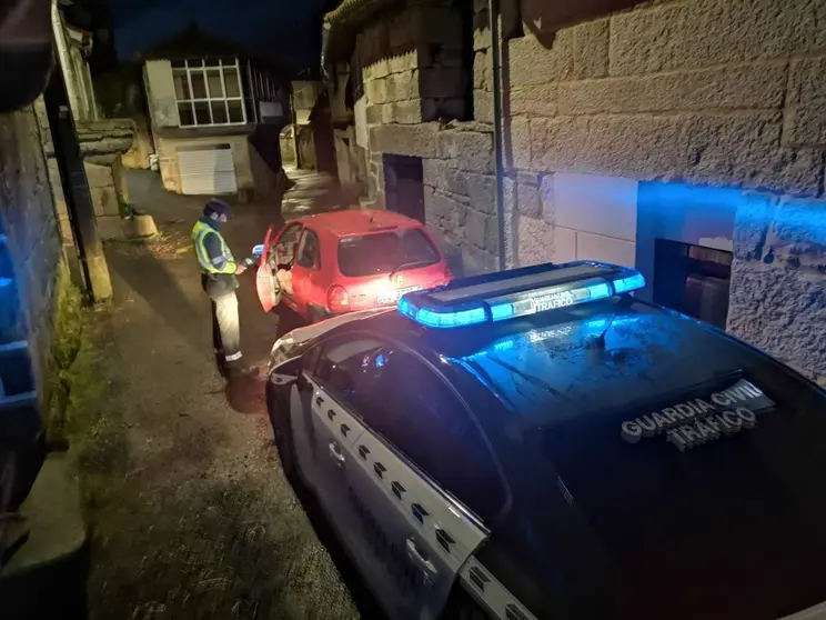 Los agentes de la Guardia Civil de Tr&aacute;fico acabaron interceptando al huido a 5 kil&oacute;metros del control del que huy&oacute;.