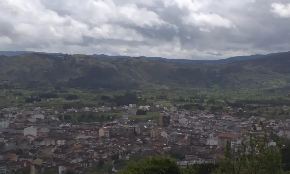 Vista de la villa de Ver&iacute;n desde el castillo de Monterrei. | FOTO: Xos&eacute; Lois Colmenero.