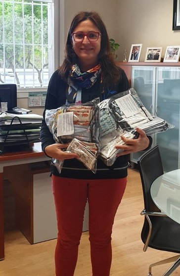A alcaldesa de Oímbra, Ana María Villarino, coas máscaras que xa están dispoñibles no concello.