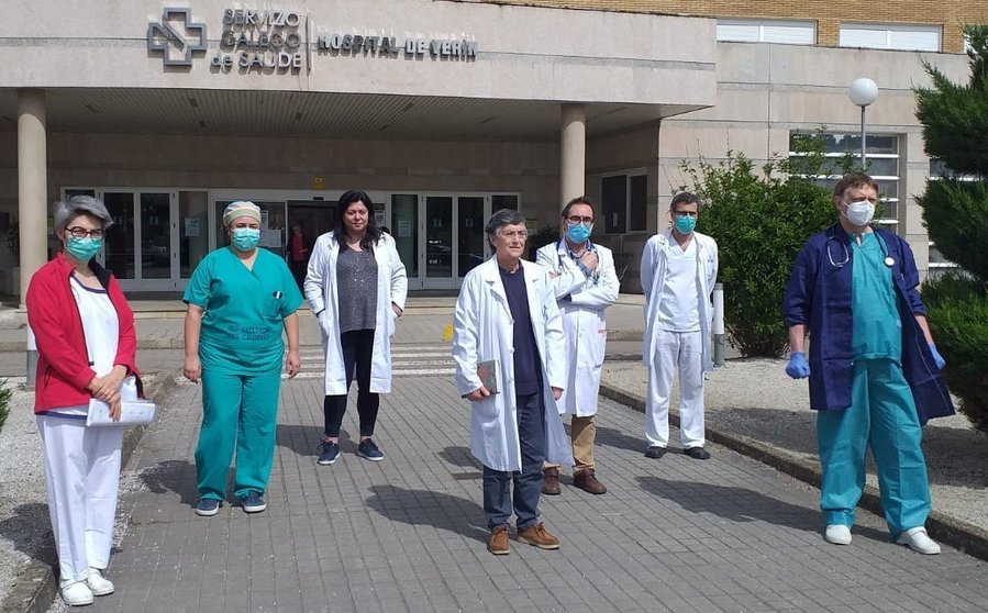 Guillermina Agulla, con parte de su equipo médico, en el balance de resultados del hospital tras el pico de la pandemia. | FOTO: Xosé Lois Colmenero.
