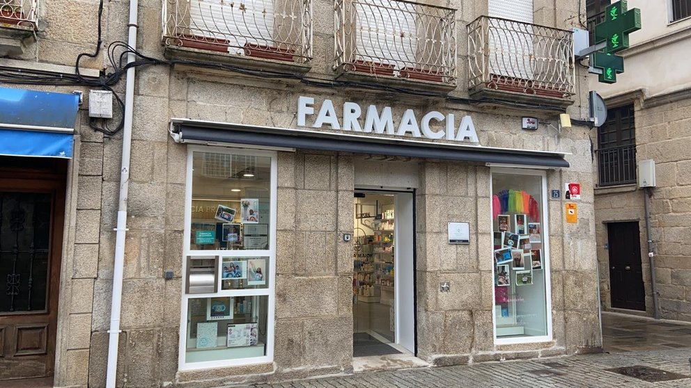 Na farmacia da Praza, como en moitas da comarca, xa están dispoñibles as máscaras da Xunta de Galicia.
