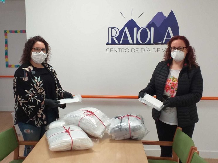 Mónica Díaz fai entrega de máscaras e batas a Nieves Justo, do centro de día Raiola.