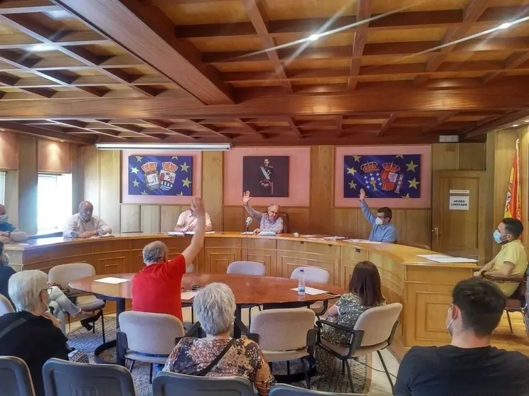 Los tres ediles del PSOE se quedaron solos votando sus presupuestos. | FOTO: Xos&eacute; Lois Colmenero.