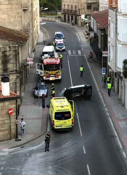 El tr&aacute;fico estuvo interrumpido en la Nacional 525 a la altura del n&uacute;mero 11 de Luis Espada. | FOTO: Diario do T&aacute;mega.