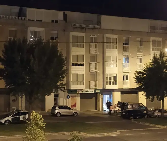 O cad&aacute;ver do home atopado morto na avenida de Castela foi retirado do domicilio pasadas as 23:30 horas deste venres.