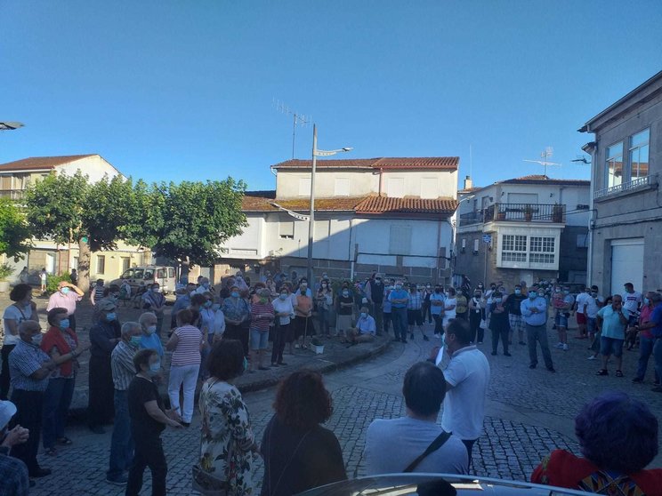 Os veciños de Albarellos mantiveron unha asemblea na praza Ángel Medeiros. | FOTO: Xosé Lois Colmenero.