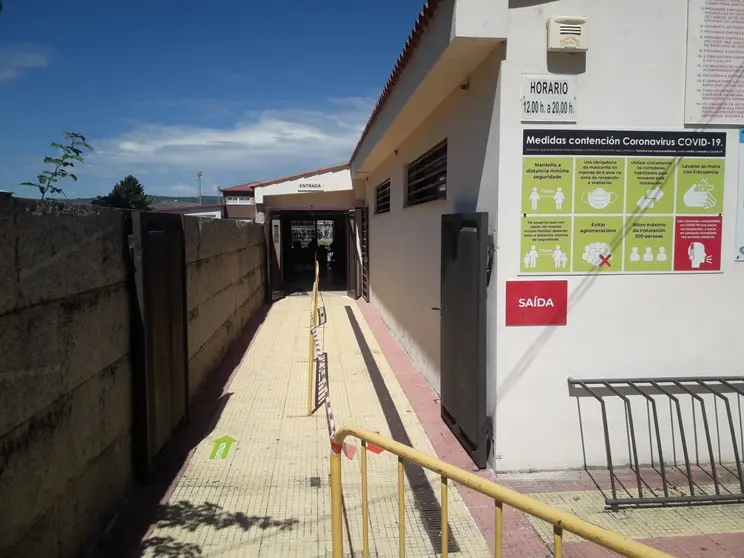 Nas piscinas da Granxa est&aacute;n perfectamente delimitados os corredores de entrada e sa&iacute;da. | FOTO: Carlos Montero.