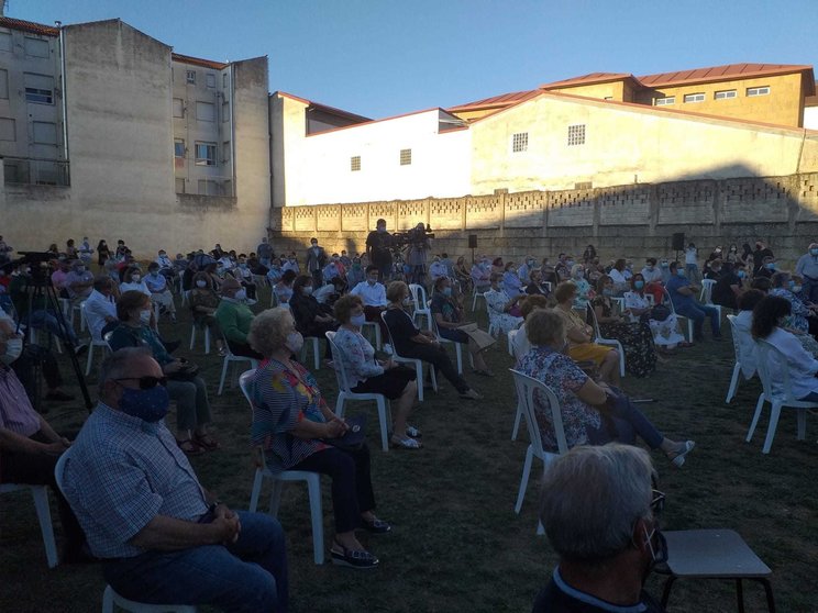 O mitin do Partido Popular celebrouse no campo de fútbol da escola mercedaria da vila. | FOTO: Xosé Lois Colmenero.
