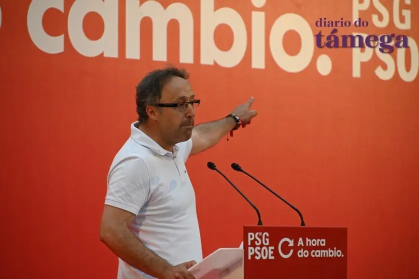 Juan Carlos Francisco, asegurando que "n&oacute;s non renunciamos &aacute;s nosas siglas". | FOTO: Noelia Caseiro.