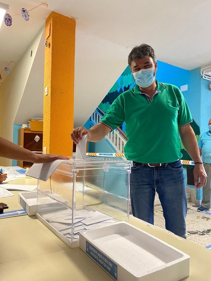 Rafael Pérez, o rexedor da Mezquita, o pasado domingo exercendo o seu dereito ó voto.