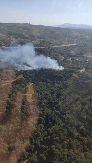 Primeiras imaxes do lume declarado cerca de Guimarei, en Monterrei. | FOTO: Diario de un bombero.