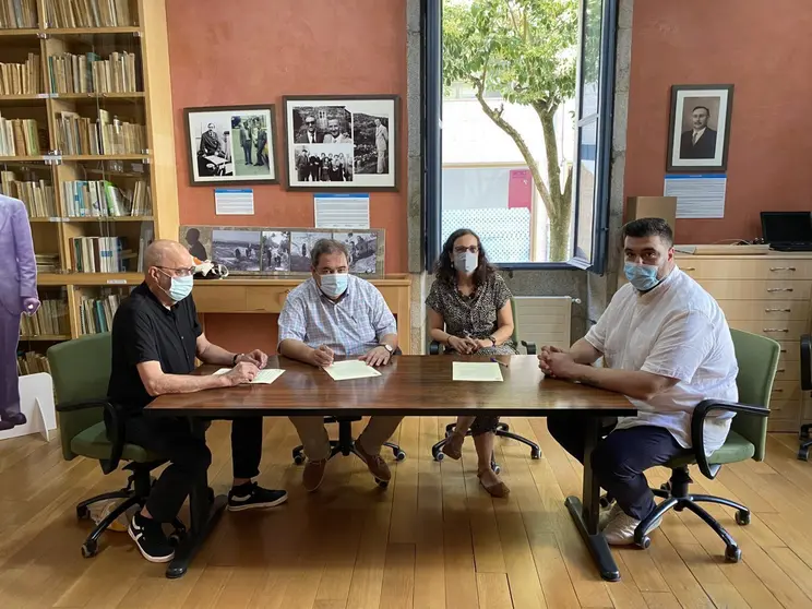 Carlos Thiebaut, o alcalde de Ver&iacute;n, Gerardo Seoane, &Uacute;rsula Luis-Andr&eacute; e o tenente de alcalde, Diego Lourenzo. | FOTO: Carlos Montero.