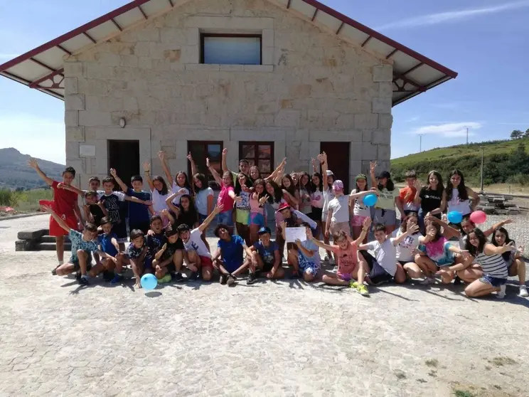 Os x&oacute;venes verinenses estiveron acampados na Mezquita o pasado ver&aacute;n. | FOTO: Concello de Ver&iacute;n.