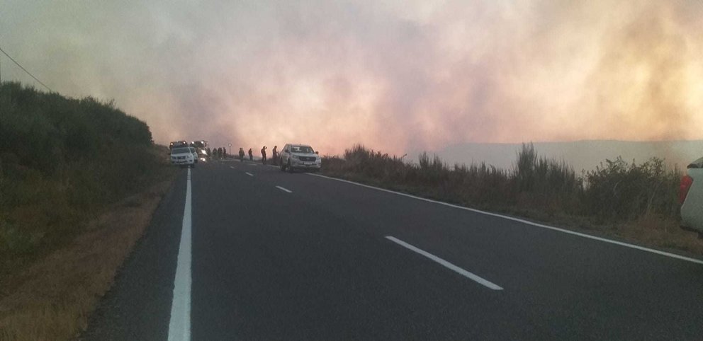 O lume obriga a cortar a estrada OU-1013 entre Casas dos Montes e Espiño. | FOTO: XOsé Lois Colmenero