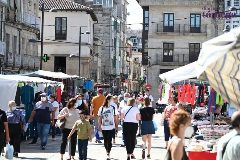 &Aacute;s doce do mediod&iacute;a deste 3 de agosto de 2020, o da imaxe era o aspecto da praza nun d&iacute;a de feira en Ver&iacute;n. | FOTO: Noelia Caseiro.