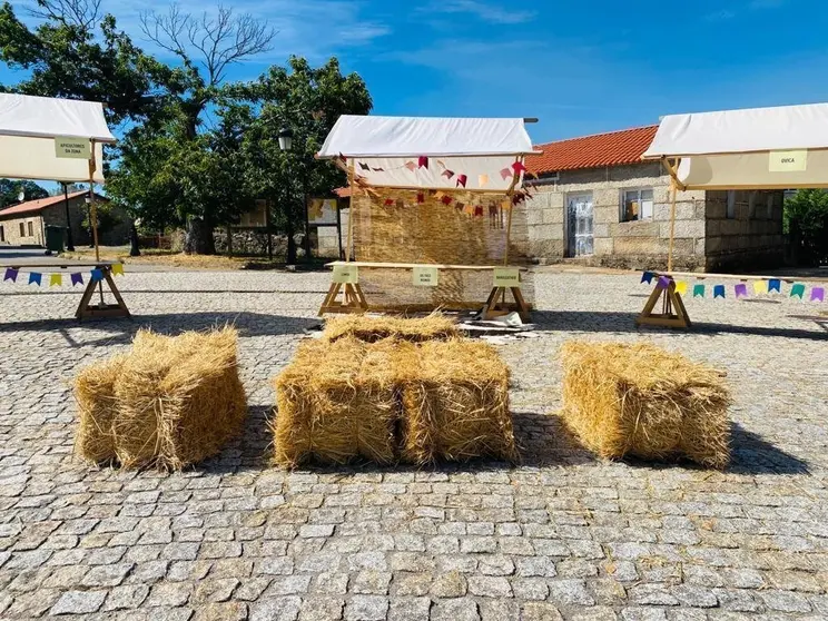 Os postos artesanais na Mezquita listos para acoller a I Feira Artesanal "Artesanato" este m&eacute;rcores, 6 de agosto. | FOTO: Cedida.