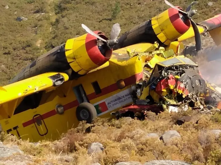 Imaxe cedida do hidroavi&oacute;n accidentado nos montes de Lobios.