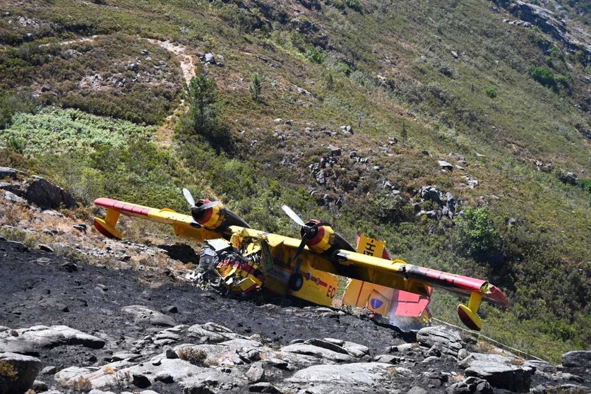 O avión FOGA que impactou contra a ladeira do monte mentres realizaba as tarefas de extinción en Manín, en Lobios. | FOTO: Noelia Caseiro.