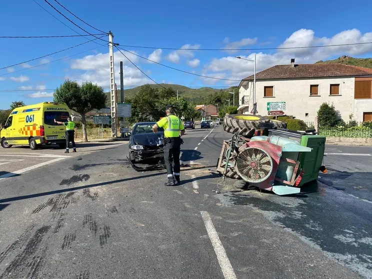 El impacto provoc&oacute; el vuelco del tractor. | FOTO: Cedida.
